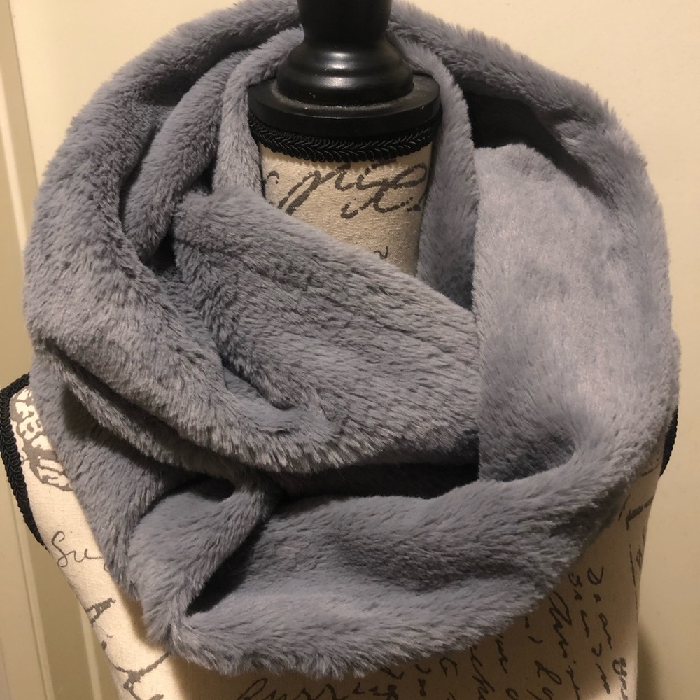 Uniqlo gray infinity winter scarf like new
